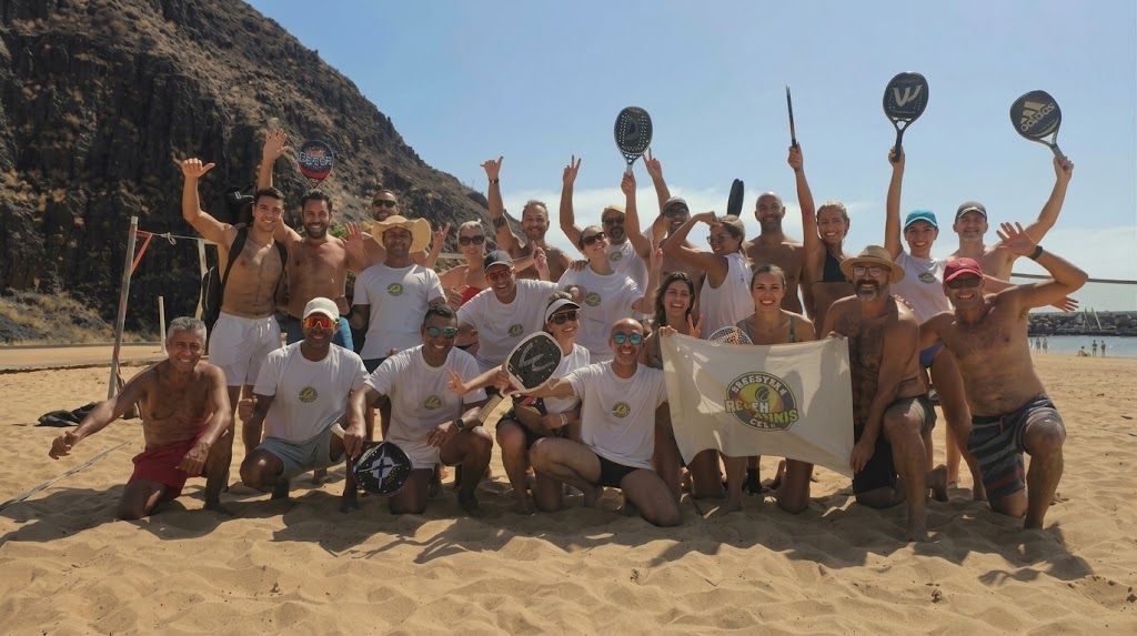Miembros del club Teresitas Beach Tennis Group en la playa